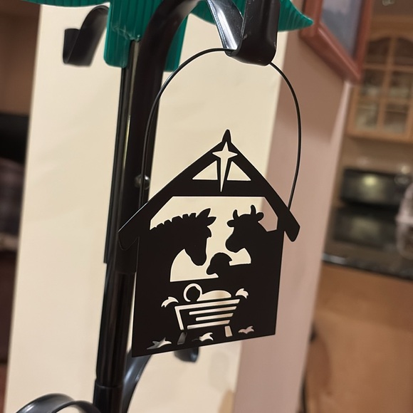 Manger Silhouette Xmas Ornament - Picture 1 of 3